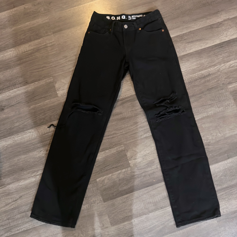 Black distressed jean